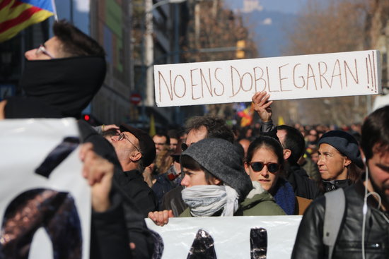 People hold a protest sign in the march against the Catalan trial on February 21 2019 (by Miquel Codolar)
